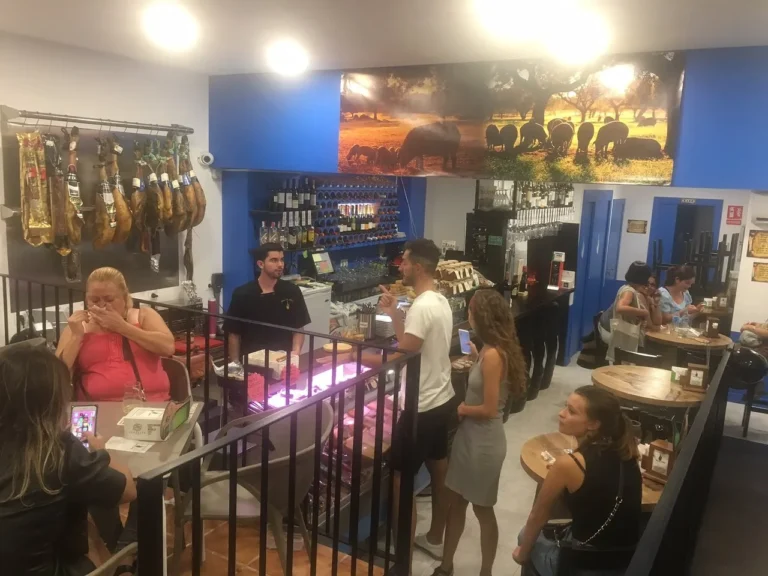 Infographic of Hasta Los Andares tapas bar near Sagrada Família in Barcelona featuring jamón ibérico, Manchego cheese, wine pairings, and local dining tips