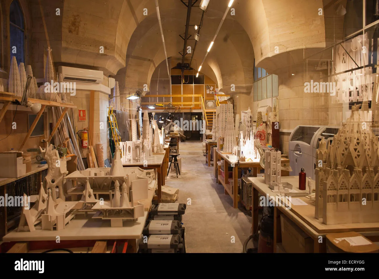 Infographic showing the hidden museum beneath the Sagrada Familia in Barcelona, featuring Antoni Gaudí’s models, reconstruction story, architecture insights, and visitor tips