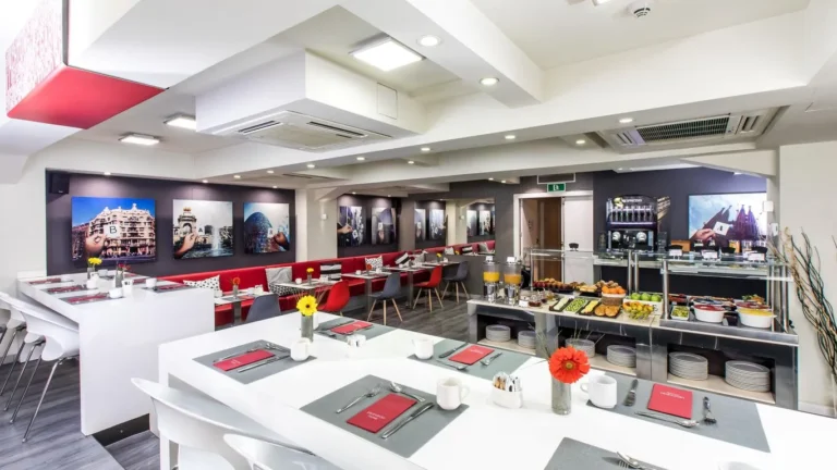 Leonardo Boutique Hotel Barcelona Sagrada Familia infographic showing location in El Clot, hotel amenities, room types, nearby attractions, and travel tips for staying near Sagrada Familia in Barcelona.