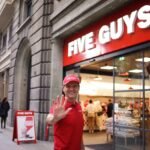 Infographic of Five Guys Sagrada Familia Barcelona showing menu highlights, prices (€8–€20), best visiting times, popular meal combos, and insider tips near La Sagrada Família.