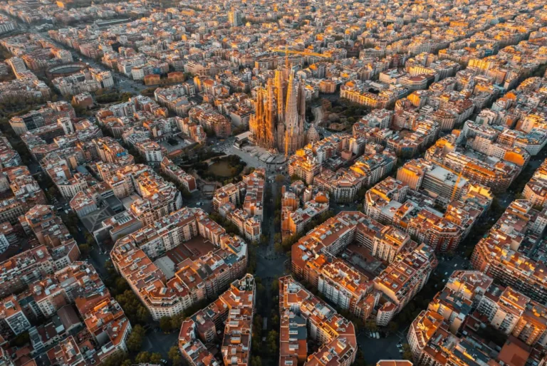 Infographic map of the Sagrada Família neighborhood in Barcelona showing the basilica, Avinguda de Gaudí, Hospital de Sant Pau, parks, restaurants, and walking route.