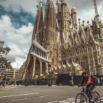 Calle Sagrada Familia Barcelona map infographic showing streets around Sagrada Família, walking route, cafés, and hidden local spots in Eixample