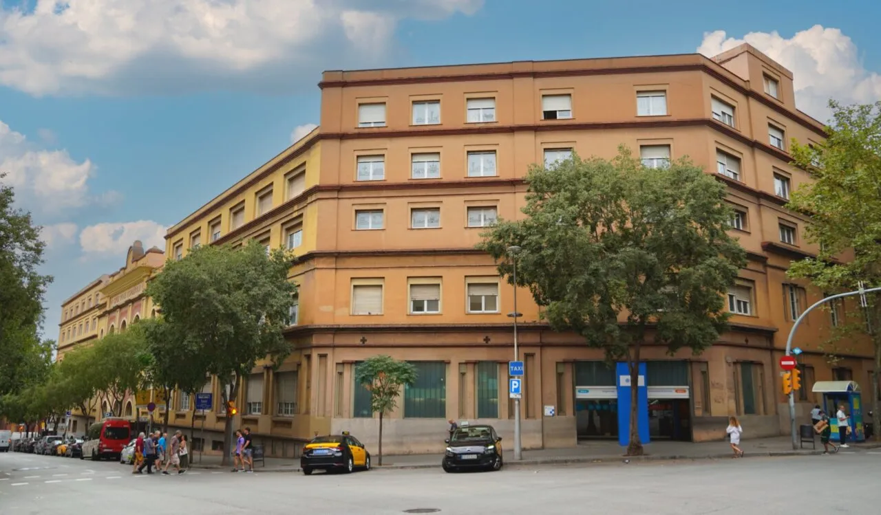 Infographic showing services, opening hours, appointment steps, and transport options for CAP Sagrada Família primary care center in Barcelona’s Eixample district.