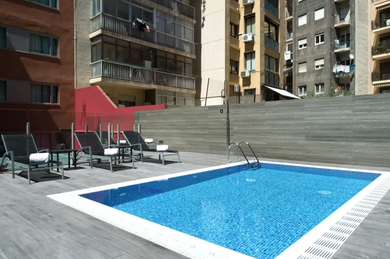 “Infographic of Catalonia Sagrada Familia Hotel Barcelona showing location, prices, amenities, and distance to Sagrada Familia”