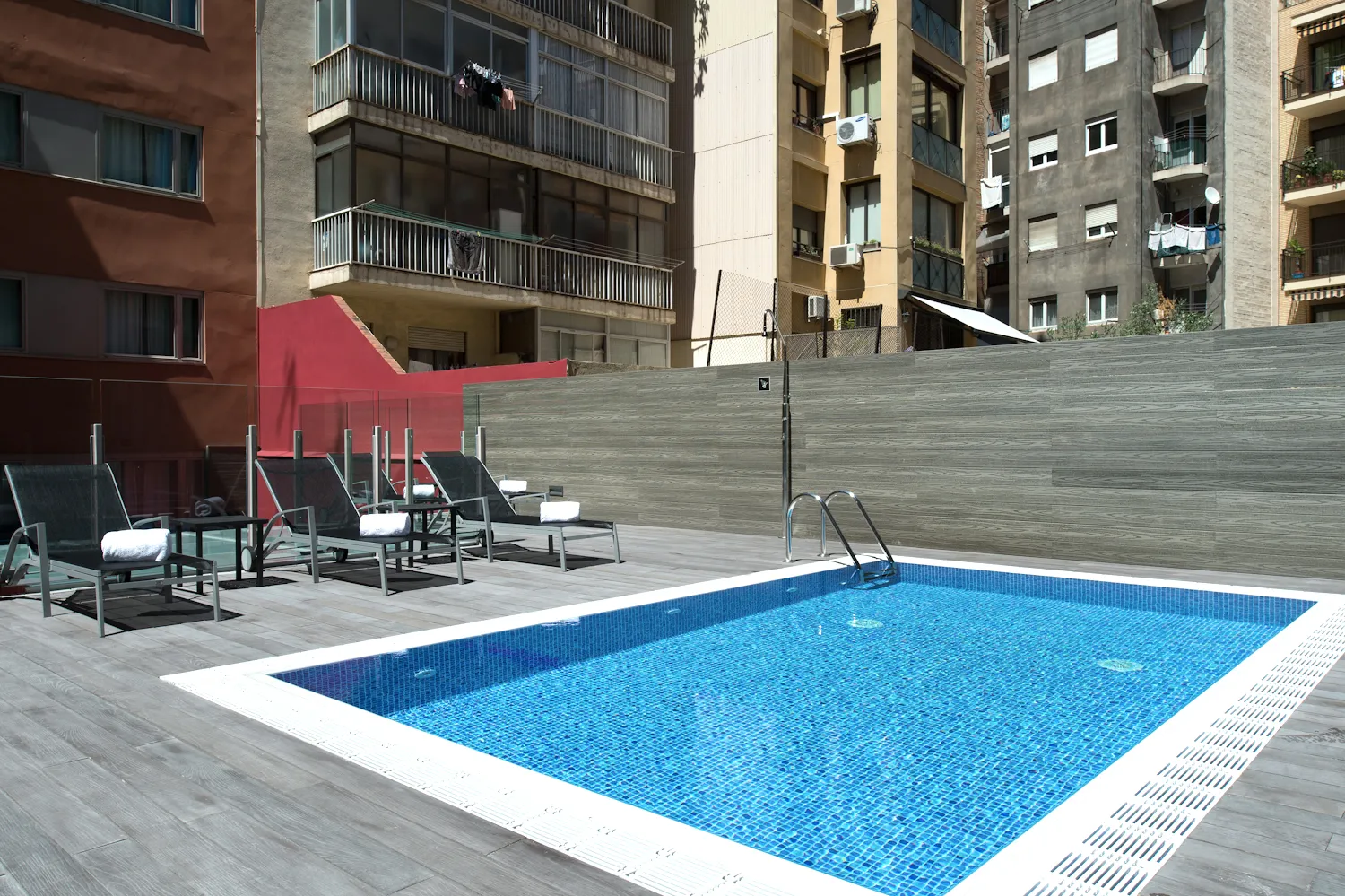 “Infographic of Catalonia Sagrada Familia Hotel Barcelona showing location, prices, amenities, and distance to Sagrada Familia”