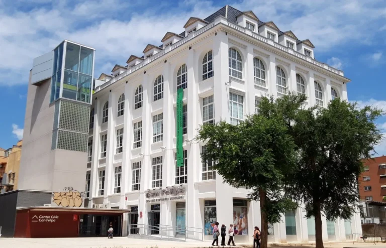 Infographic showing activities, workshops, location, and visitor tips for Centre Civic Sagrada Familia cultural center in Barcelona near Sagrada Família.