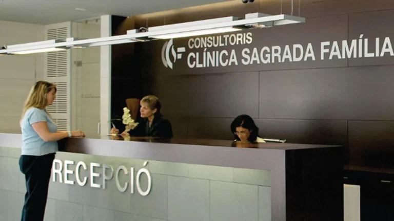 “Infographic of Clínica Sagrada Familia Barcelona services, costs, specialties, and benefits of private healthcare for tourists and expats in Spain”