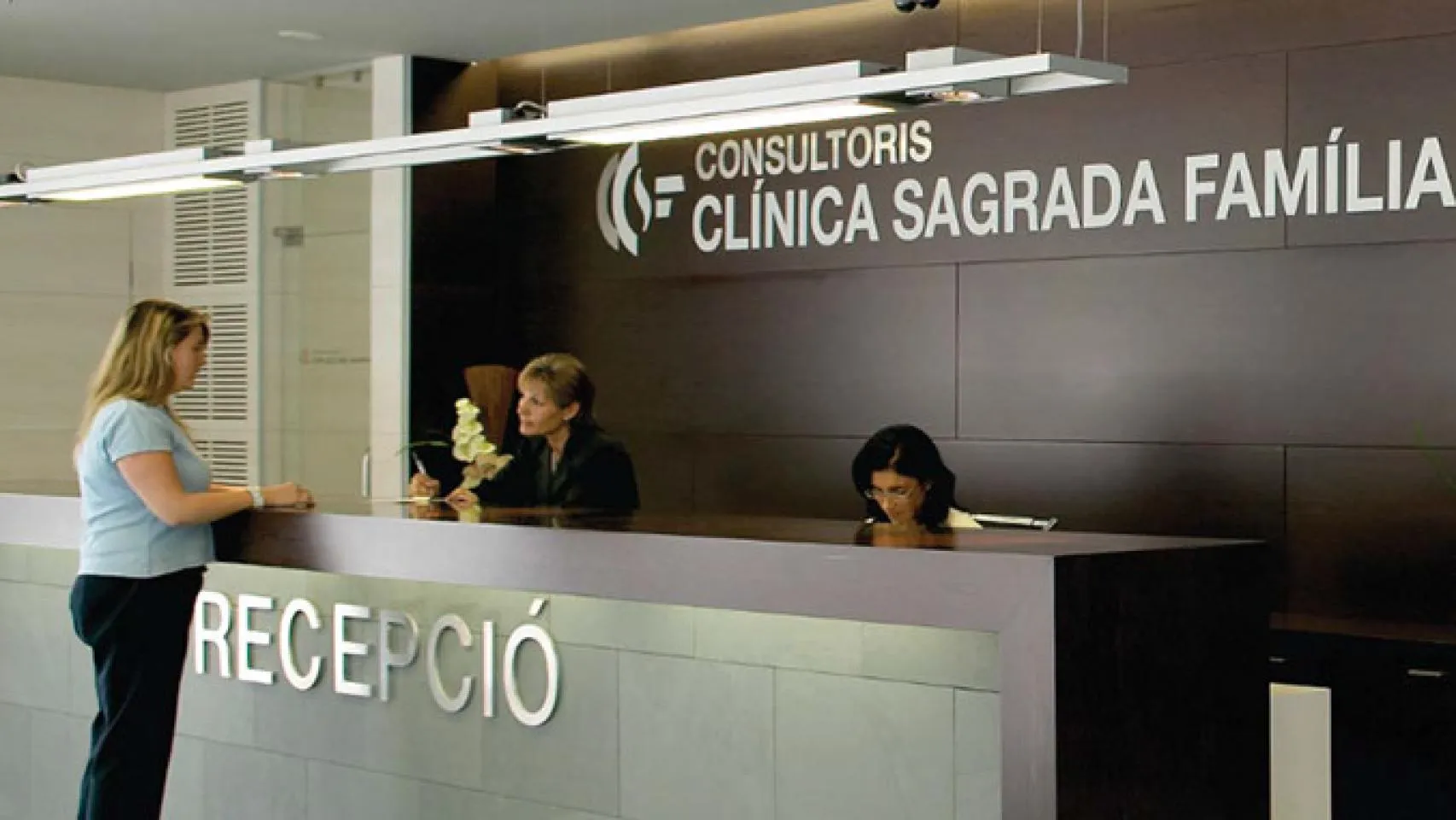 “Infographic of Clínica Sagrada Familia Barcelona services, costs, specialties, and benefits of private healthcare for tourists and expats in Spain”