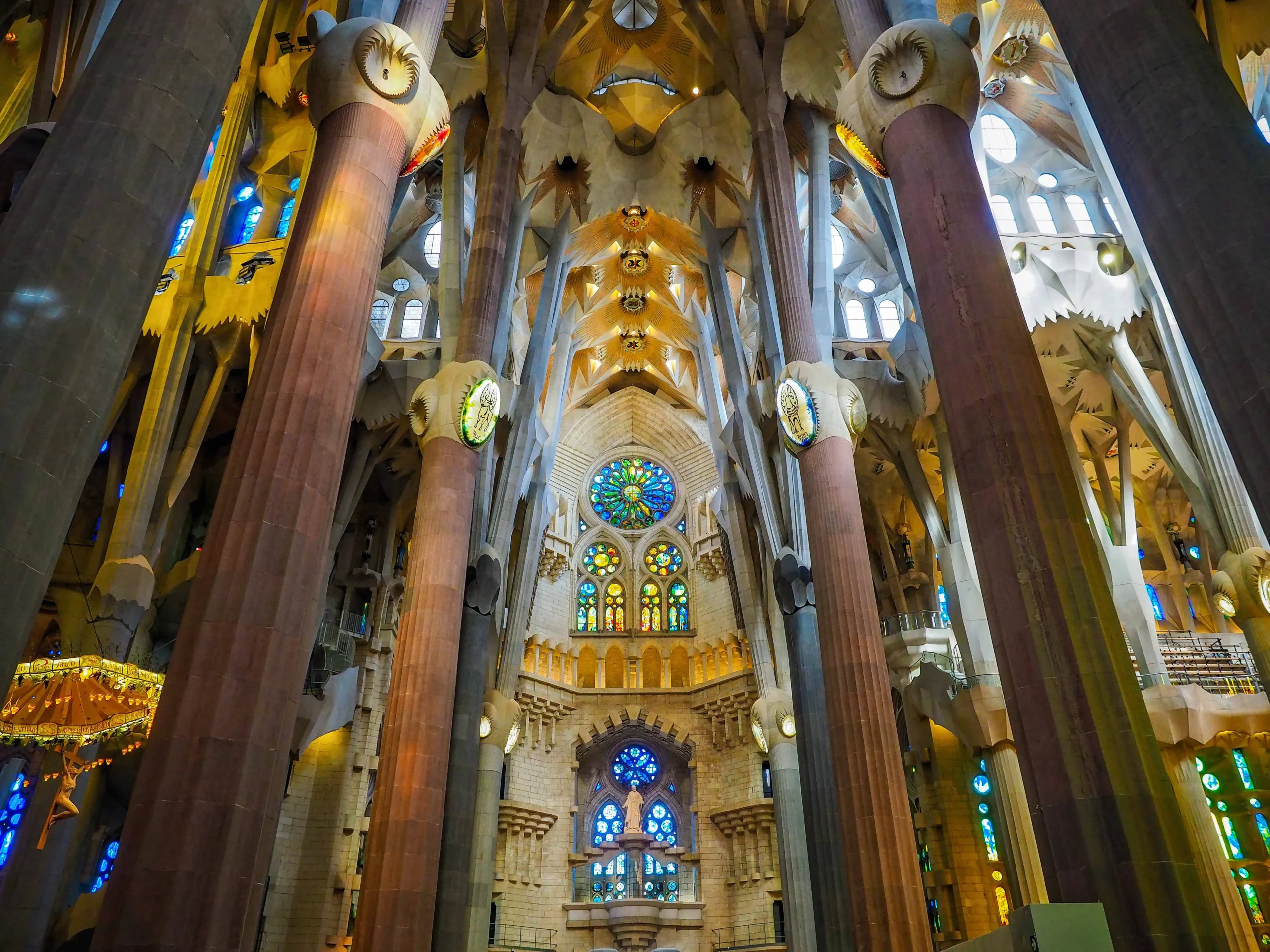 Infographic of Sagrada Familia interior in Barcelona showing Gaudí’s forest-like columns, stained glass light, central nave height, and geometric ceiling design.