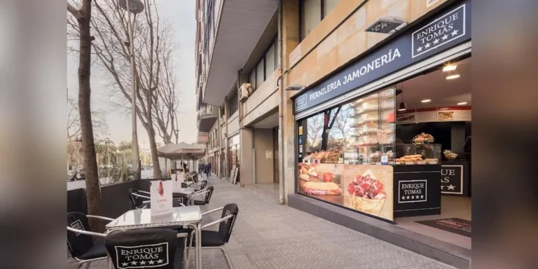 “Infographic guide to Enrique Tomás Sagrada Familia Jamonería Gourmet showing menu tips, 2026 prices, best jamón ibérico options, pros and cons, and best times to visit near Sagrada Familia.”