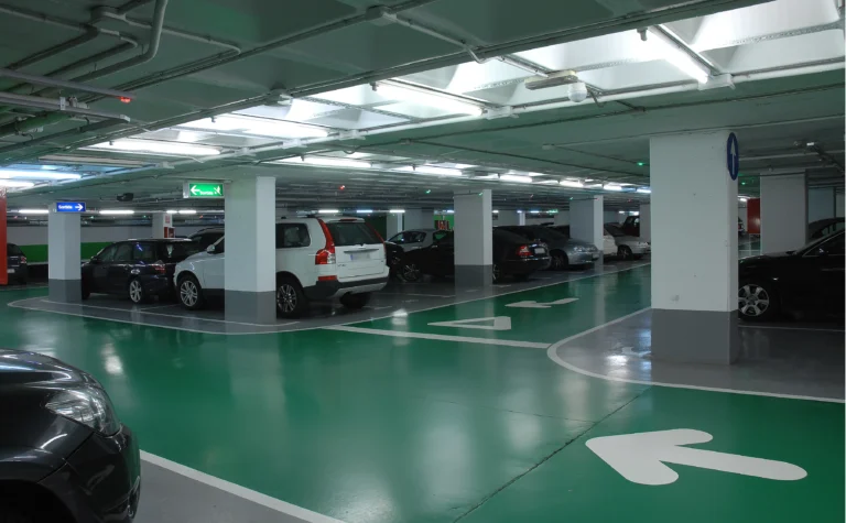 Parking PSM Mercat Sagrada Família infographic showing prices, location, walking distance, and tips for parking near Sagrada Família in Barcelona.