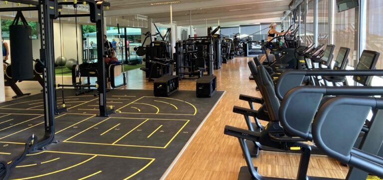 “Claror Cartagena gym Barcelona infographic showing prices, facilities, pool, classes, pros and cons near Sagrada Família”