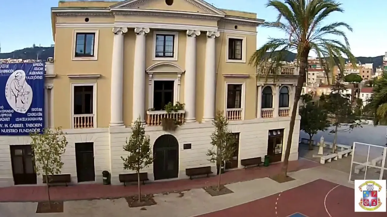 Infographic showing key facts about Colegio Sagrada Familia Horta Barcelona including founding year 1956, 1700 students, concertado school type, education levels from Infantil to Bachillerato, and campus facilities.