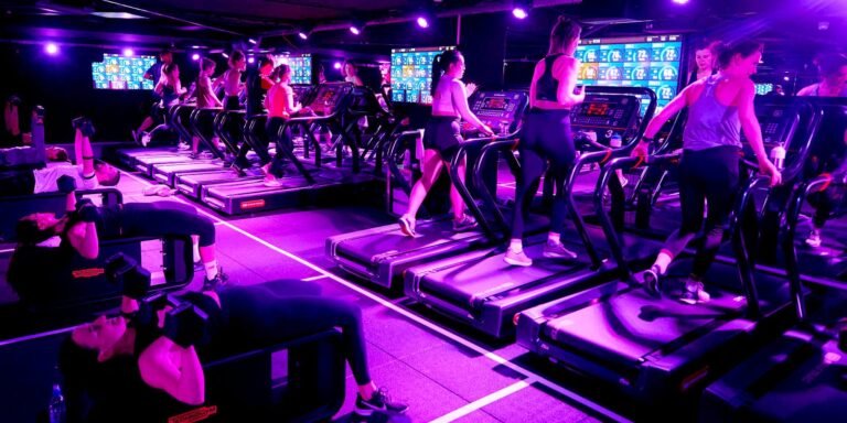 TRIB3 Sagrada Familia HIIT workout infographic showing the three training zones, 45-minute class structure, membership pricing, and benefits of training at the boutique fitness studio in Barcelona.