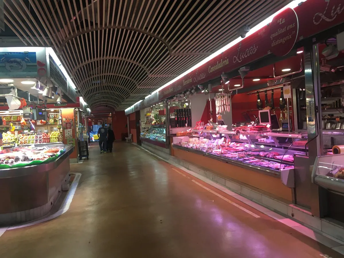 Mercat de la Sagrada Familia Barcelona infographic showing local market foods, location near Sagrada Família, 50+ stalls, and best time to visit.