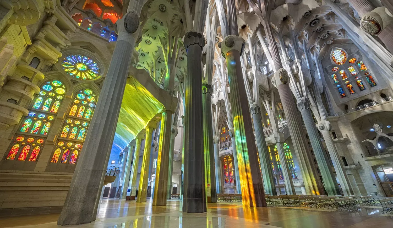 Infographic guide showing ticket prices, opening hours, best visiting times, and ticket options for visiting the Basílica de la Sagrada Família in Barcelona.