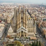 Infographic of Plaza de la Sagrada Família in Barcelona highlighting best photo spots, peaceful green areas, and scenic views of the basilica.