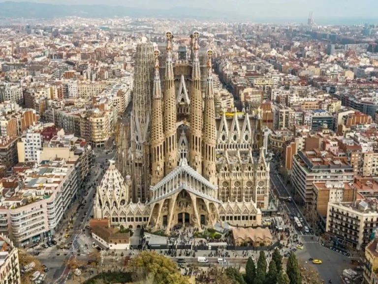 Infographic of Plaza de la Sagrada Família in Barcelona highlighting best photo spots, peaceful green areas, and scenic views of the basilica.