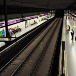 Sagrada Família metro station infographic showing L2 and L5 lines, best exit to Plaça de la Sagrada Família, travel tips, and Barcelona transport map.