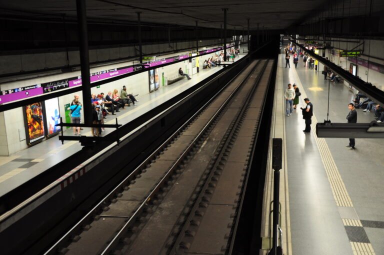 Sagrada Família metro station infographic showing L2 and L5 lines, best exit to Plaça de la Sagrada Família, travel tips, and Barcelona transport map.