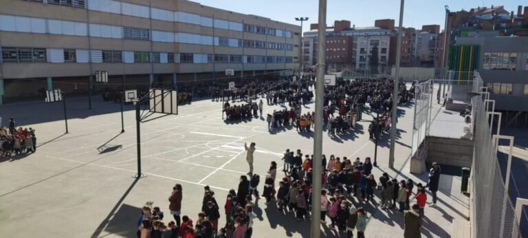 Infographic showing reviews, price, and academic level of Colegio Sagrada Familia Jorge Juan including costs, strengths, weaknesses, and comparison with other schools in Valencia.