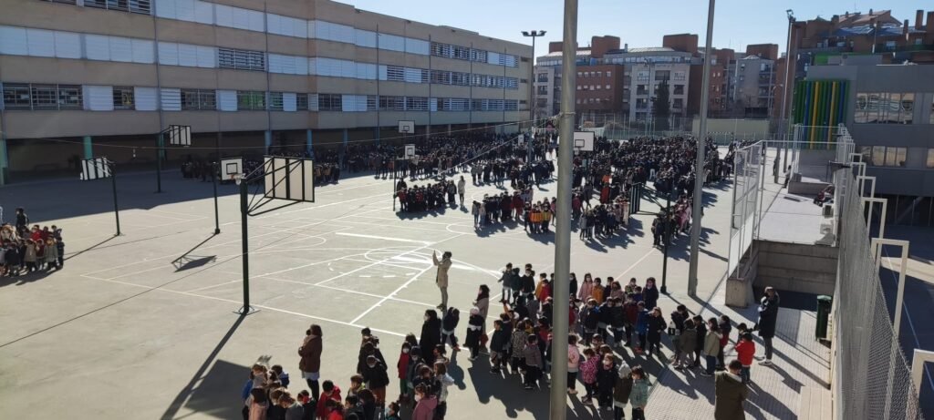 Infographic showing reviews, price, and academic level of Colegio Sagrada Familia Jorge Juan including costs, strengths, weaknesses, and comparison with other schools in Valencia.