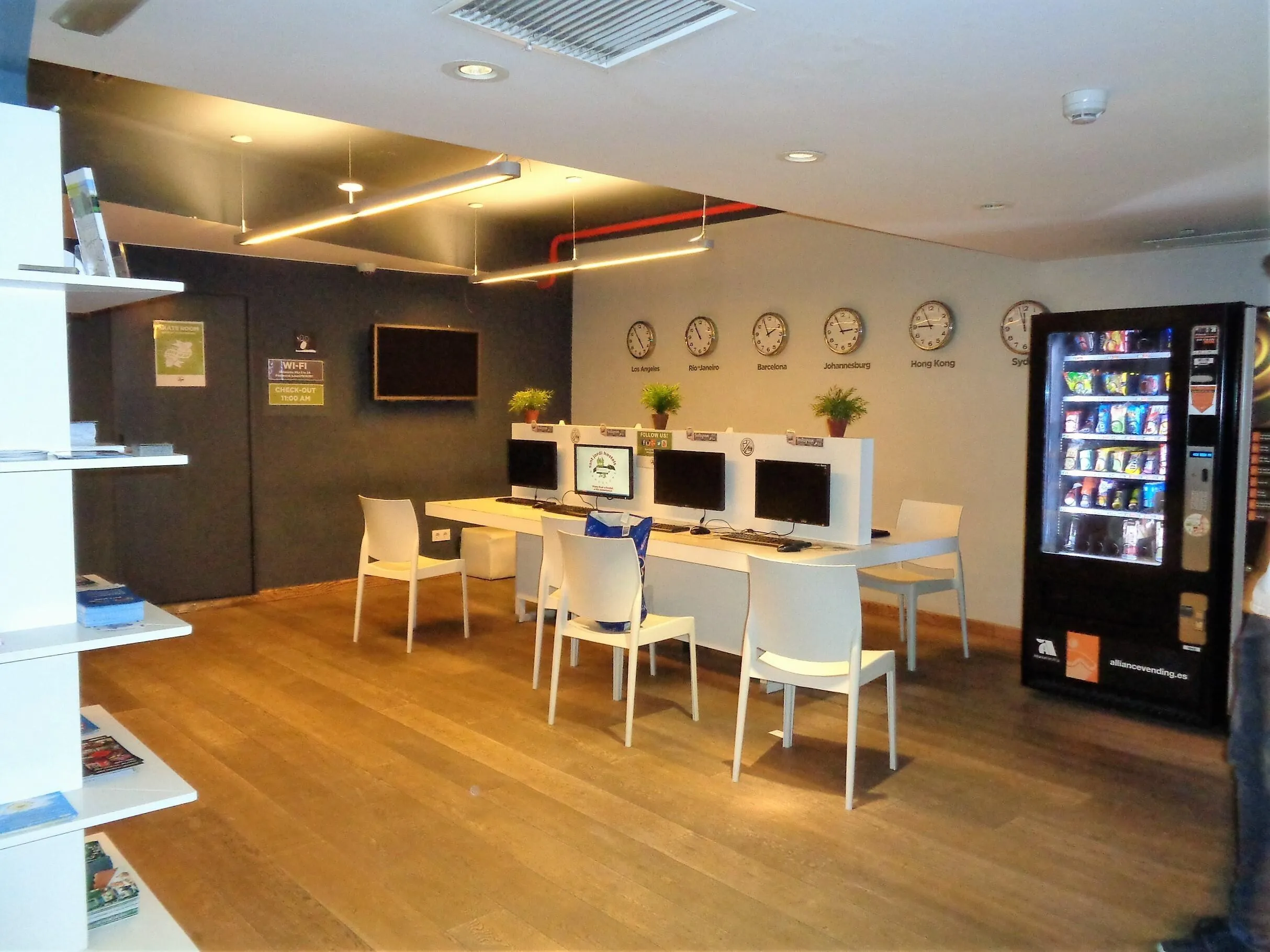 Infographic showing Sant Jordi Hostels Sagrada Familia backpacker guide with location near Sagrada Familia, room types, hostel facilities, nearby attractions, and price ranges in Barcelona.