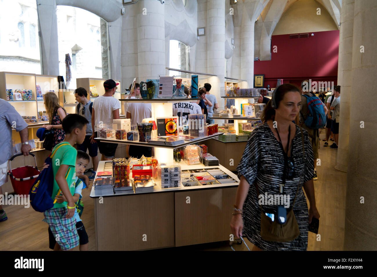 Sagrada Familia souvenir shop infographic showing prices, best items to buy, pros and cons, and smart shopping tips in Barcelona.