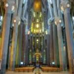 Infographic comparing free vs paid Sagrada Familia tickets including costs availability and access differences