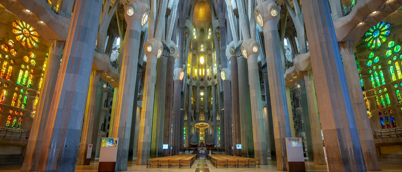 Infographic comparing free vs paid Sagrada Familia tickets including costs availability and access differences