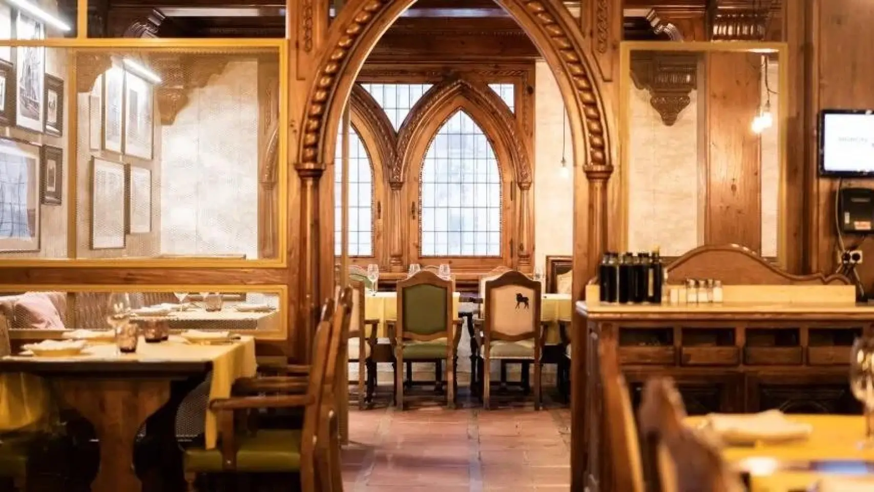Infographic showing Asador de Aranda Tibidabo Barcelona, highlighting its Castilian grilled meats, Casa Roviralta location, and panoramic dining experience in 2026.