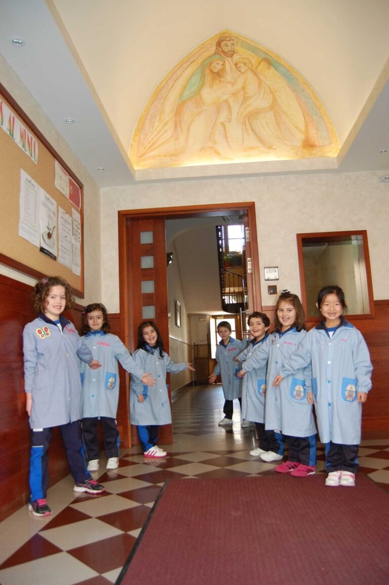 Educamos Sagrada Familia infographic showing login steps, platform features, mobile app usage, and troubleshooting guide for parents and students in Spain