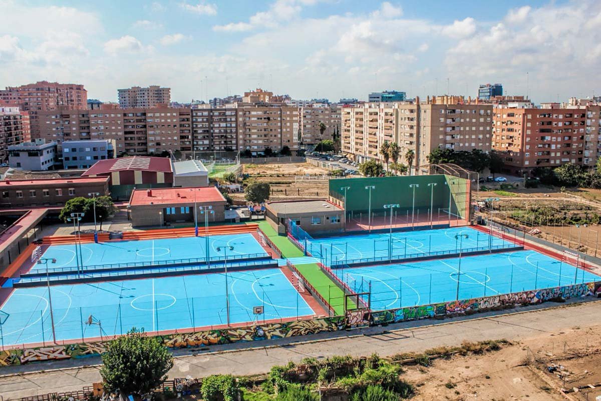 Colegio Sagrada Familia Valencia infographic showing price, reviews, facilities, and key facts for families in Spain 2026