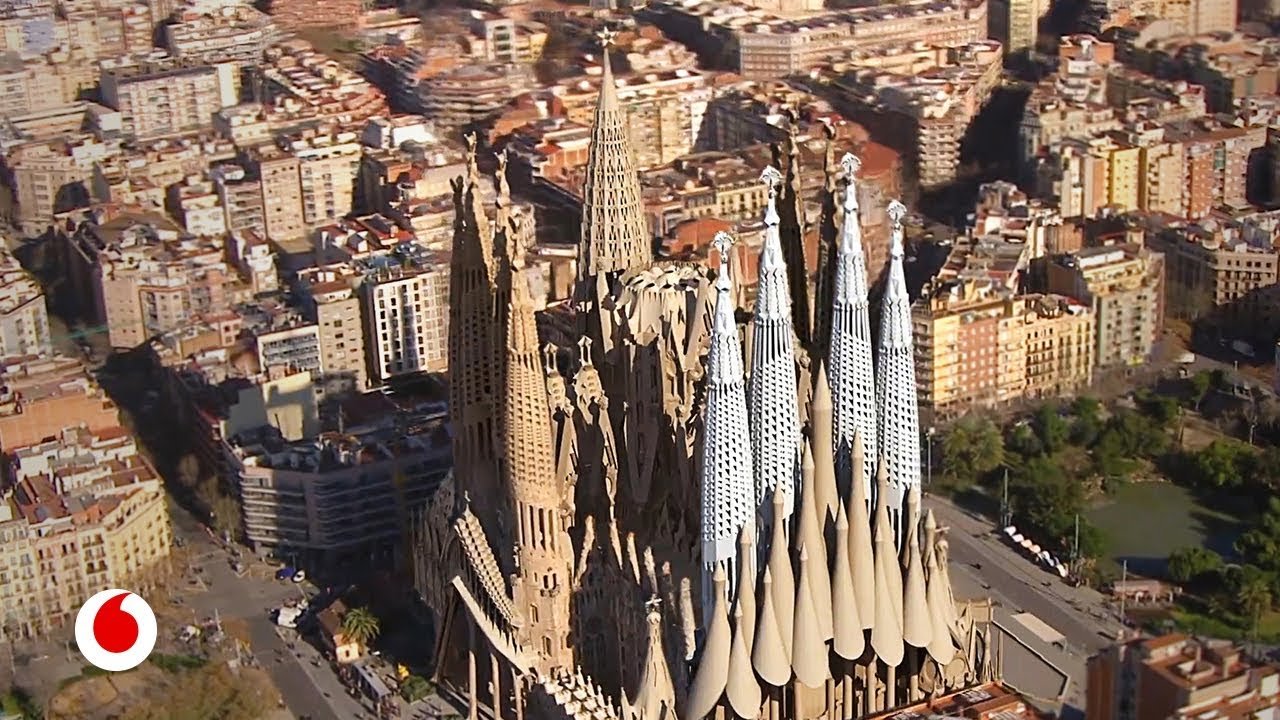 Sagrada Familia construction timeline infographic showing 1882 to 2035 completion estimate, current progress, finished and unfinished parts in Barcelona