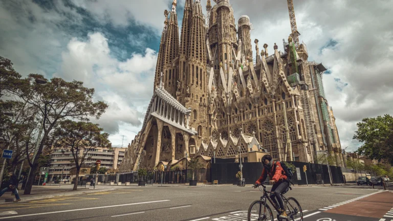 "Infographic map of Sagrada Familia in Barcelona showing surrounding streets, entrances (Nativity and Passion façades), metro exit, walking routes, and recommended photo spots."
