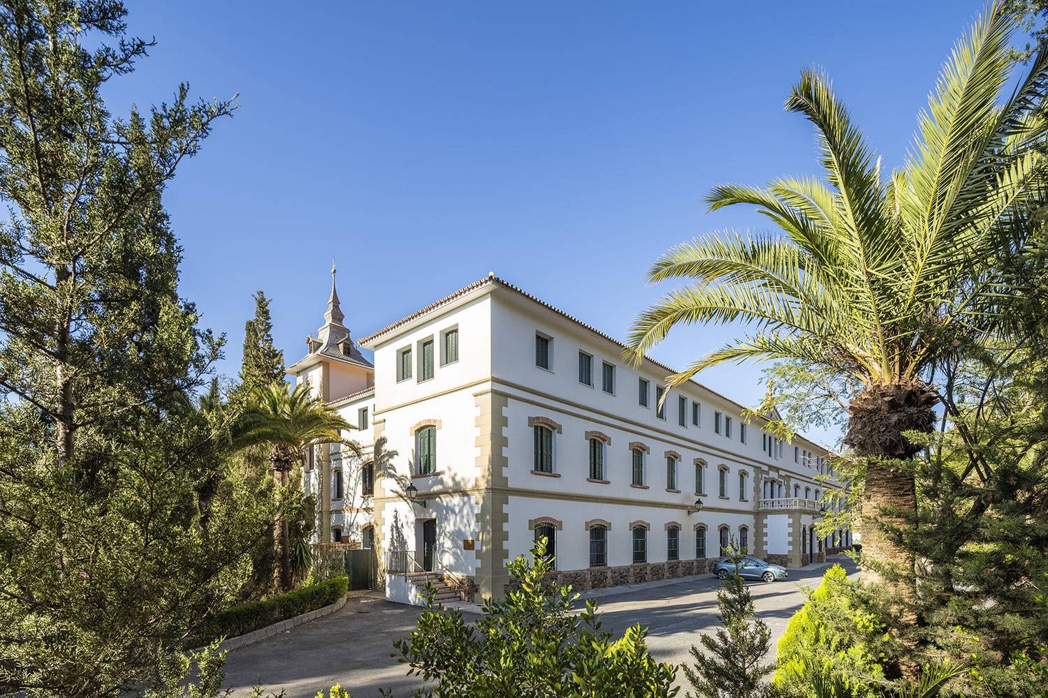 Infographic showing Colegio Sagrada Familia El Monte FESD in Málaga with fees, reviews, bilingual education, facilities, and key pros and cons for parents in 2026.