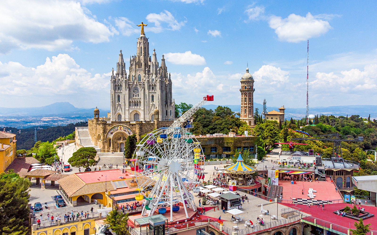 Tibidabo Entradas 2026 infographic showing ticket prices, types, transport options, and travel tips for visiting Tibidabo Amusement Park in Barcelona