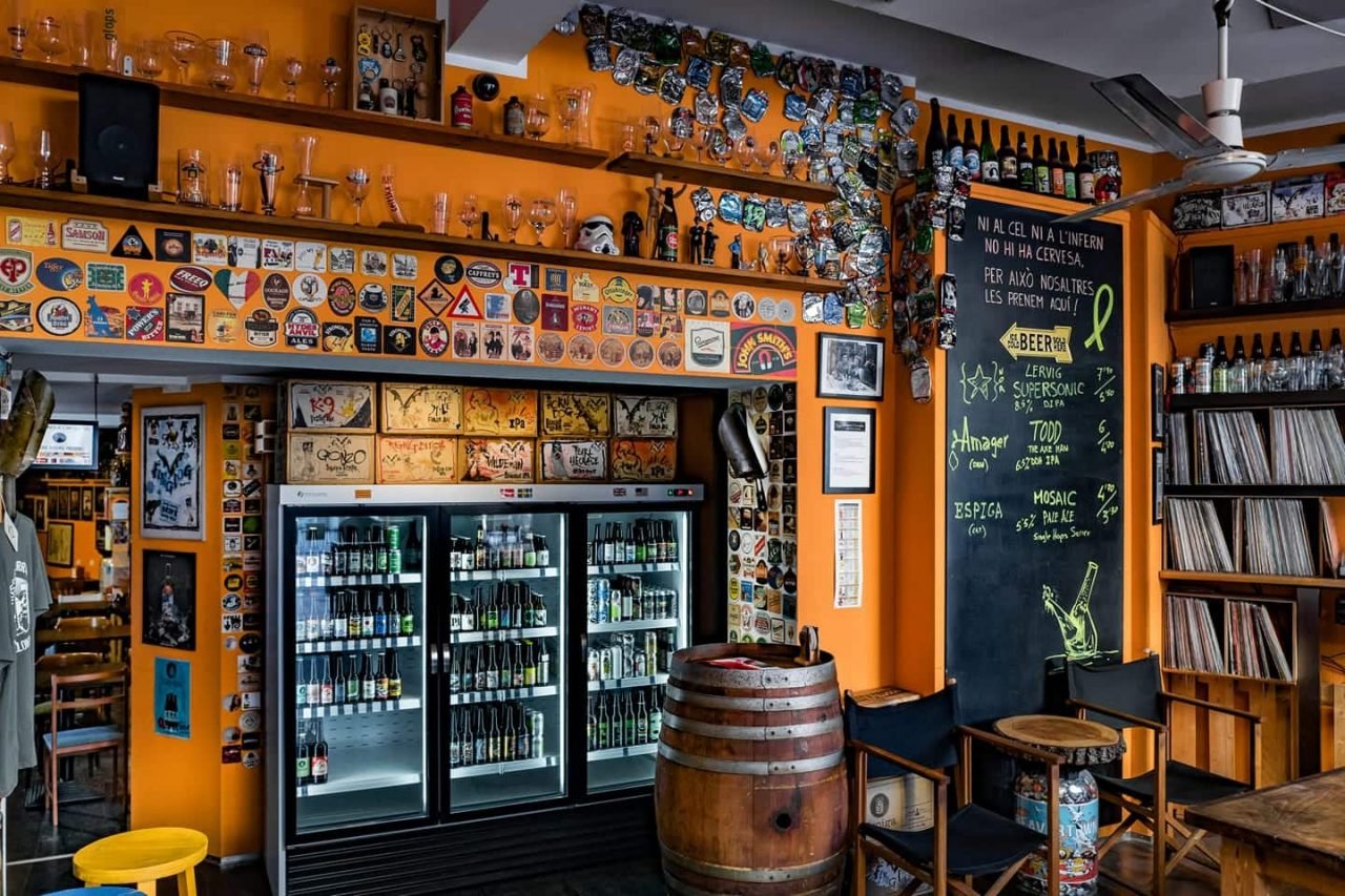 Barcelona Maremagnum infographic showing shopping, dining, waterfront views, Rambla de Mar bridge, and travel tips in Port Vell Barcelona.