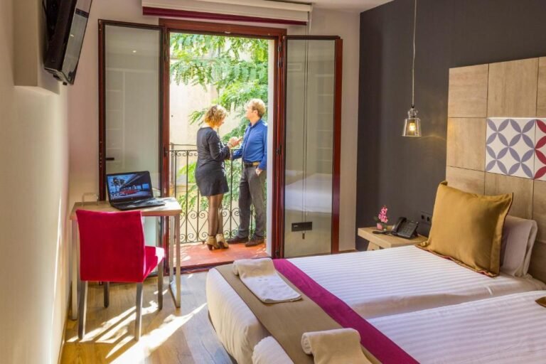 Infographic showing best hotels near Sagrada Familia Barcelona with map, pricing comparison, and top areas including Eixample, Gràcia, and El Clot
