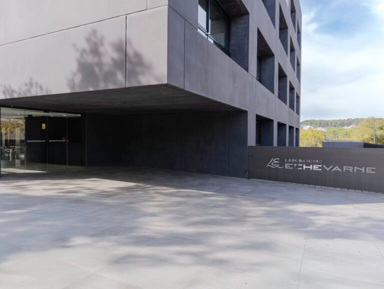 Infographic showing Laboratorio Echevarne at Clínica Sagrada Família in Barcelona with medical tests, prices, turnaround times, and booking options for travelers.