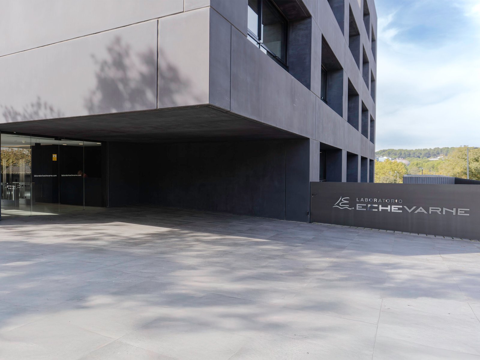 Infographic showing Laboratorio Echevarne at Clínica Sagrada Família in Barcelona with medical tests, prices, turnaround times, and booking options for travelers.