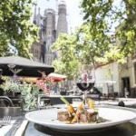 Infographic showing Madre Taberna Moderna review near Sagrada Familia Barcelona including prices menu highlights pros cons and travel tips