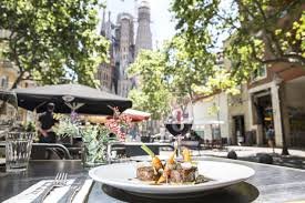Infographic showing Madre Taberna Moderna review near Sagrada Familia Barcelona including prices menu highlights pros cons and travel tips