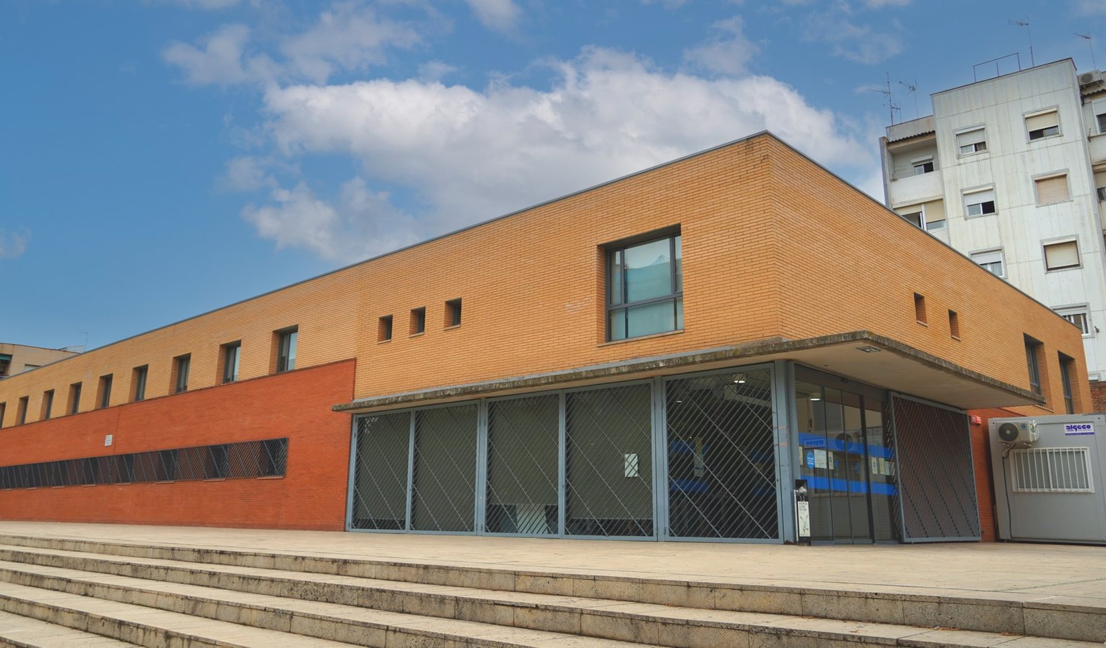 "Infographic showing Clínica Sagrada Família Barcelona location, 24/7 emergency care, medical specialties including cardiology, neurology, dermatology, gynecology, pediatrics, and orthopedics, with nearby landmarks and public transport options."