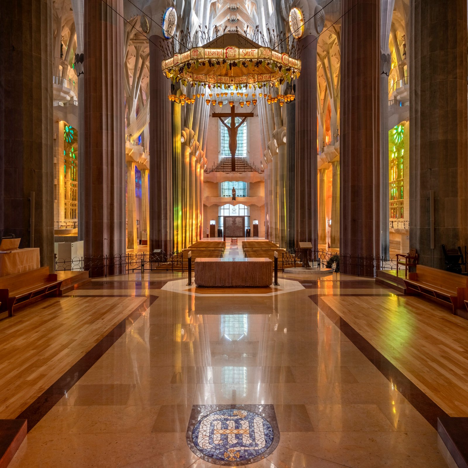 Misa Sagrada Familia 2026 infographic showing mass times free entry tips dress code and visitor guide inside Sagrada Familia Barcelona