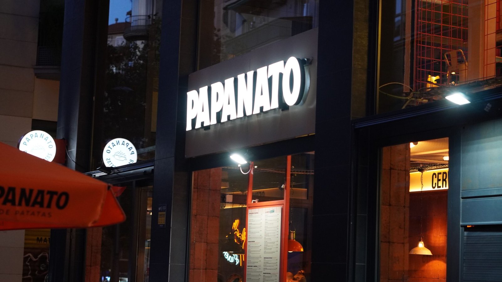 Papanato Sagrada Familia infographic showing menu items, prices, pros and cons, and 2026 review rating near Barcelona landmark