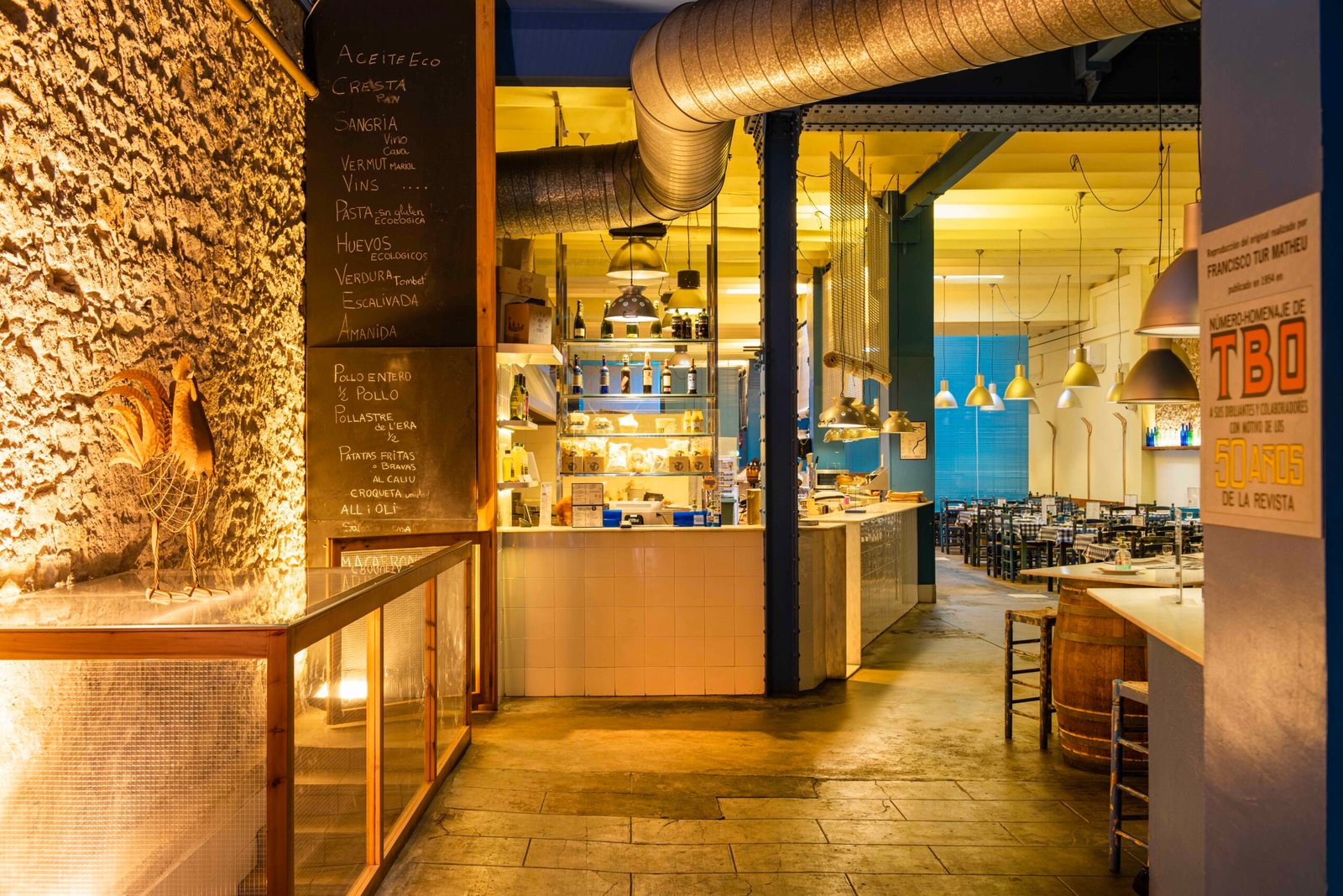 Infographic showing Els Pollos de Llull near Sagrada Família with menu prices, rotisserie chicken, pros and cons, and best times to visit in Barcelona