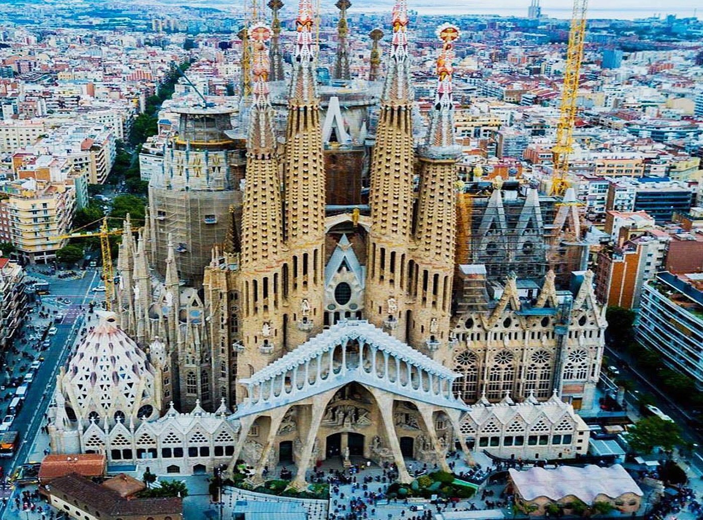 Infographic showing how to get to the Sagrada Familia in Barcelona using metro, bus, walking, taxi, and airport routes with travel times and tips