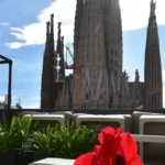 Sensation Sagrada Familia Barcelona infographic showing location near Sagrada Familia, apartment features, pricing, rooftop pool, and pros and cons for travelers in 2026