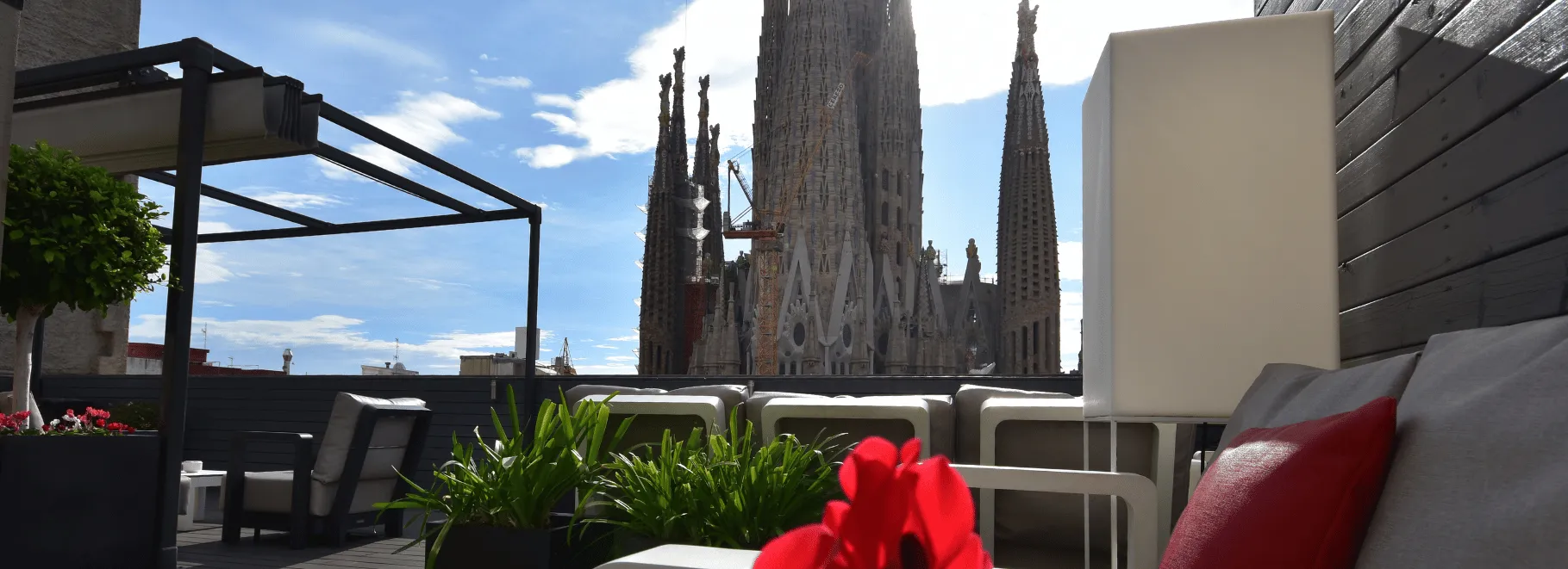 Sensation Sagrada Familia Barcelona infographic showing location near Sagrada Familia, apartment features, pricing, rooftop pool, and pros and cons for travelers in 2026